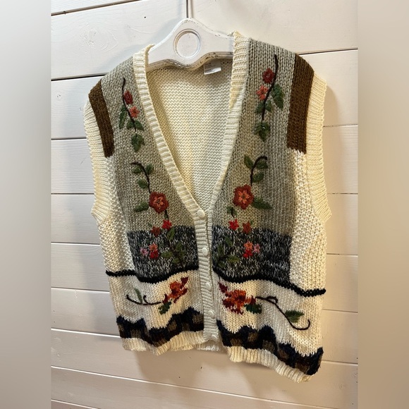 HAND-KNITTED FLORAL VEST – SIZE 24W (VINTAGE) - Picture 3 of 7